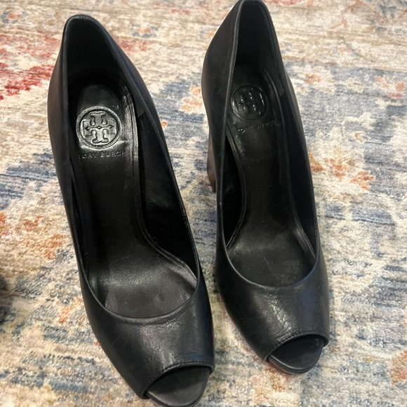 Tory Burch Cantrelle Golden T Leather Block High Heels in Black. Peep toe style. - Picture 4 of 6